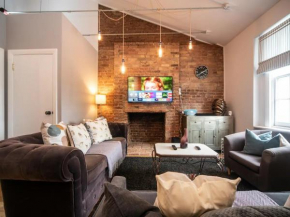 Pass the Keys A Vibrant Characterful Mews House with Air Con